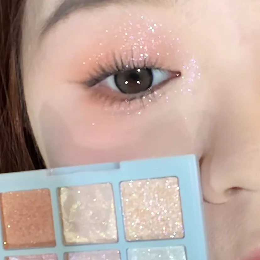Christmas Snowflake Nine-color Eyeshadow Palette Shimmer Crystal Highlight Eyelid Ice and Snow Diamond Eyeshadow. W250520