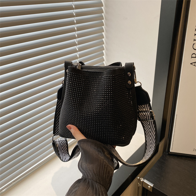 Free Delivery Designer Bag Light Exquisite Diamond Inlaid Hand Held Water Bucket For Women With Niche Design And A Stylish High End Texture. Wide Stra