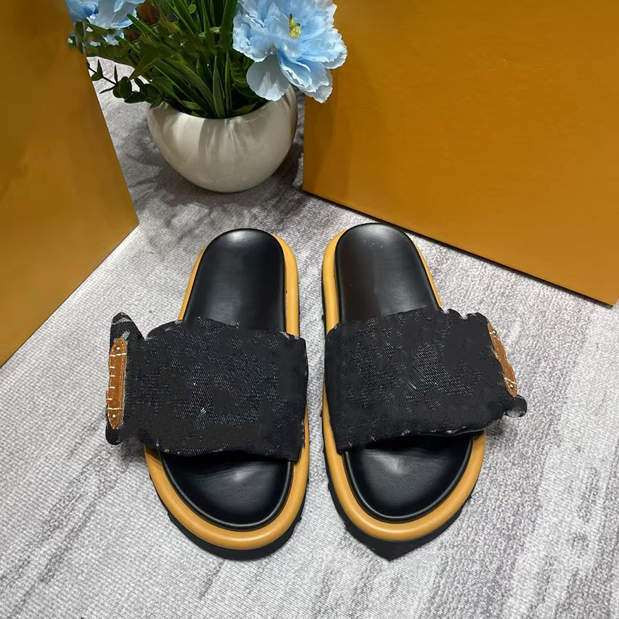 Designer Slippers Thick Bottom Velcro Slippers Women 2025 New Home Outer Wear Fashion Anti-slip Letters One Word Slippers