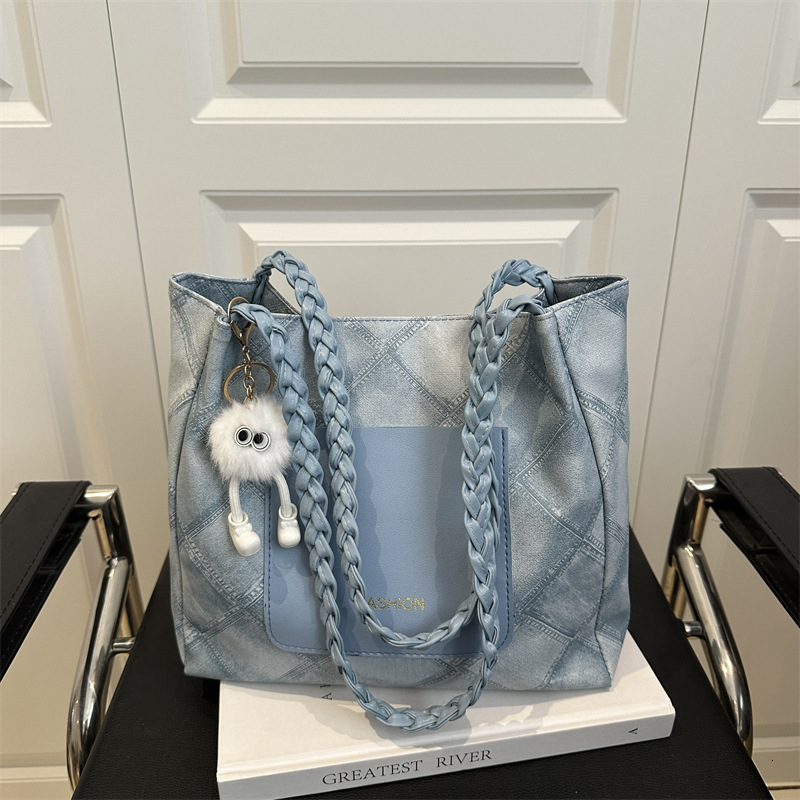 Free Delivery Designer Bag Hand 2025 Spring Personalized Korean Edition Large Capacity Commuting Texture Underarm Tote Women's Bag Luxury Bag