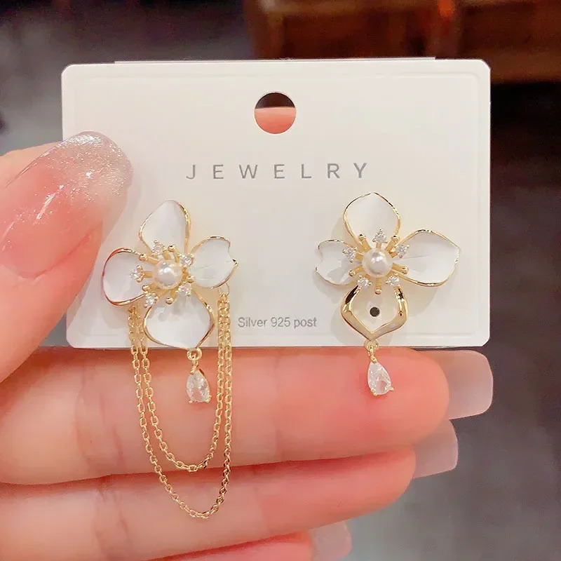 Asymmetric Flower Dangle Earrings for Women Elegant Petals Stud Earrings Elegant Black White Floral Jewelry Gift Female 250517