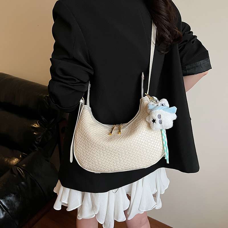 2025 summer new casual texture niche crescent bag stylish and trendy women's single shoulder crossbody bag