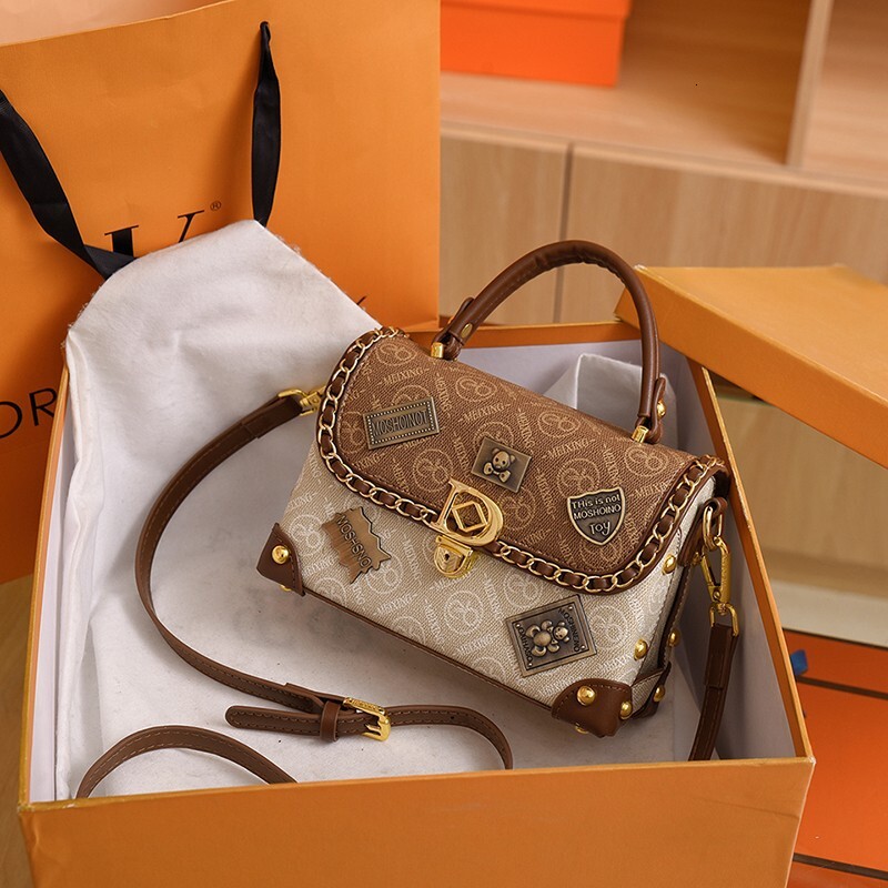 2025 New Outdoor Style Free Delivery Designer Texture Niche Design Shoulder Trendy Badge Women's Fashion Crossbody Hand-held Box Bag