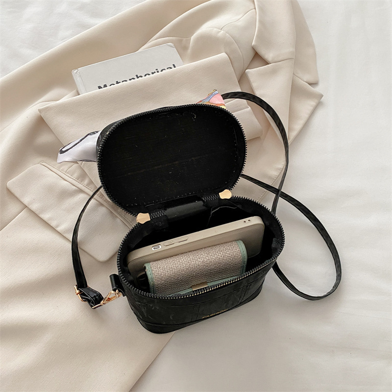 Internet celebrity women's 2025 summer new Korean version fashionable single shoulder small square bag niche design crossbody bucket bag