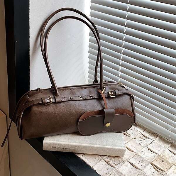 Korean niche baguette women with high-end feel, new retro one shoulder underarm bag women, a versatile and trendy fashion for 2025. Instagram