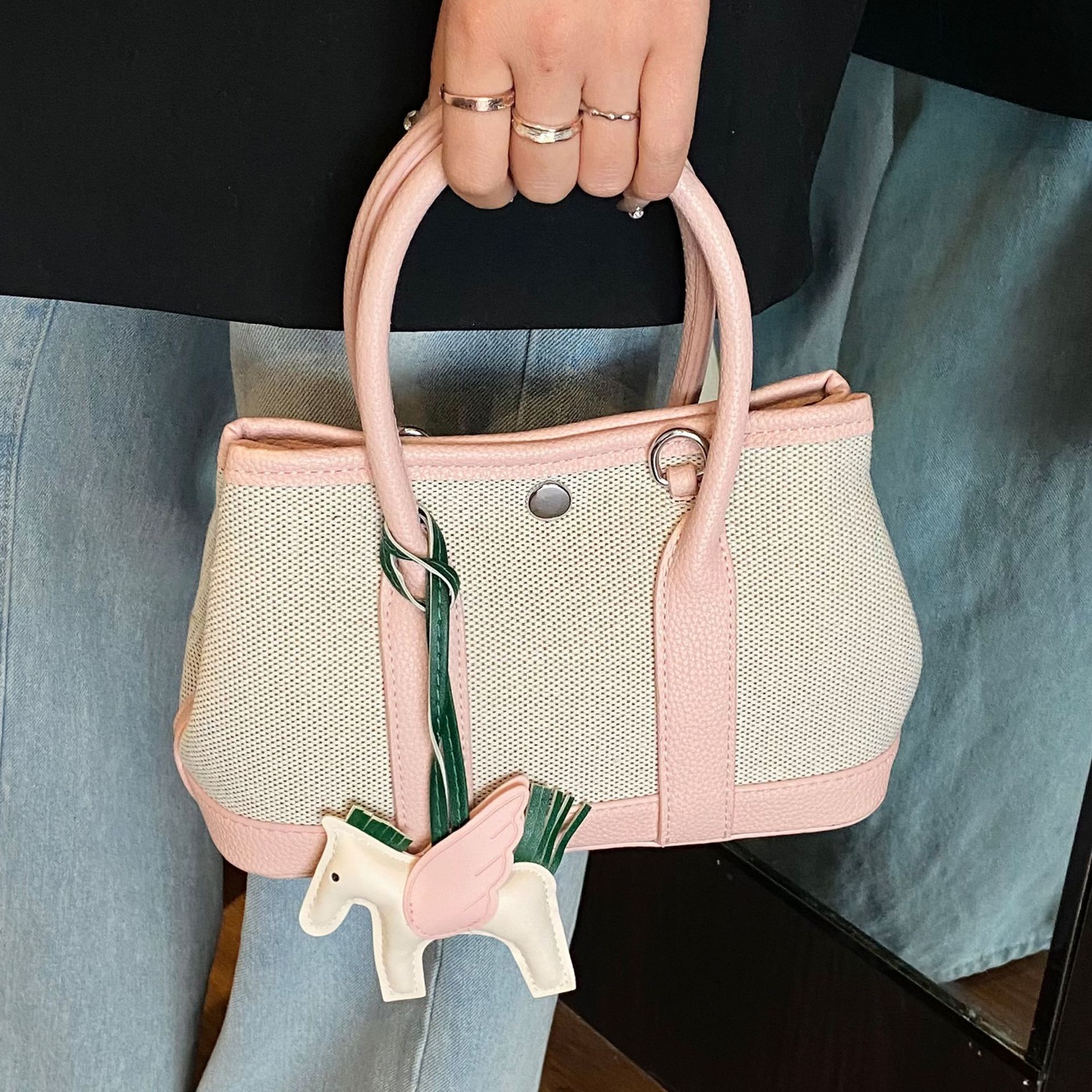 Advanced and fashionable hand-held bucket for women in spring 2025 versatile tote bag popular crossbody bag