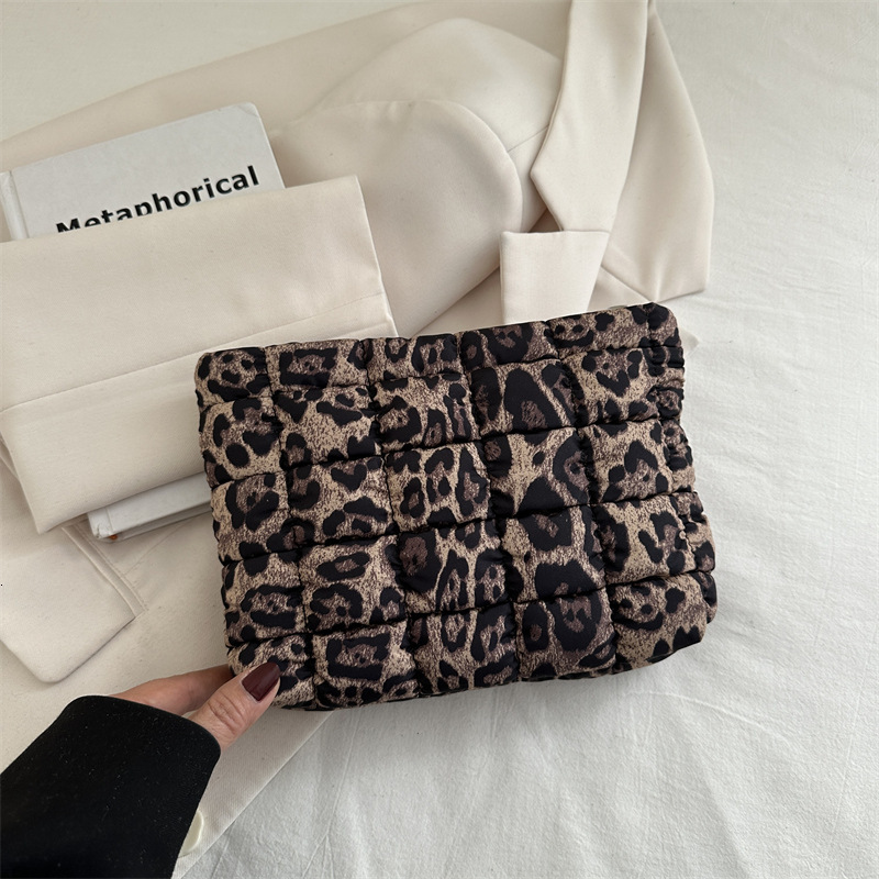 Free Delivery Designer Bag Internet Celebrity Fashion Pleated Coin Purse 2025 Spring New Stylish Hand Popular This Year Casual Versatile Women Luxury 