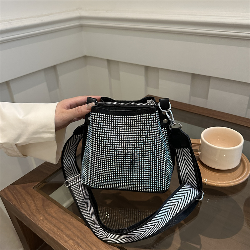 Free Delivery Designer Bag Light Exquisite Diamond Inlaid Hand Held Water Bucket For Women With Niche Design And A Stylish High End Texture. Wide Stra