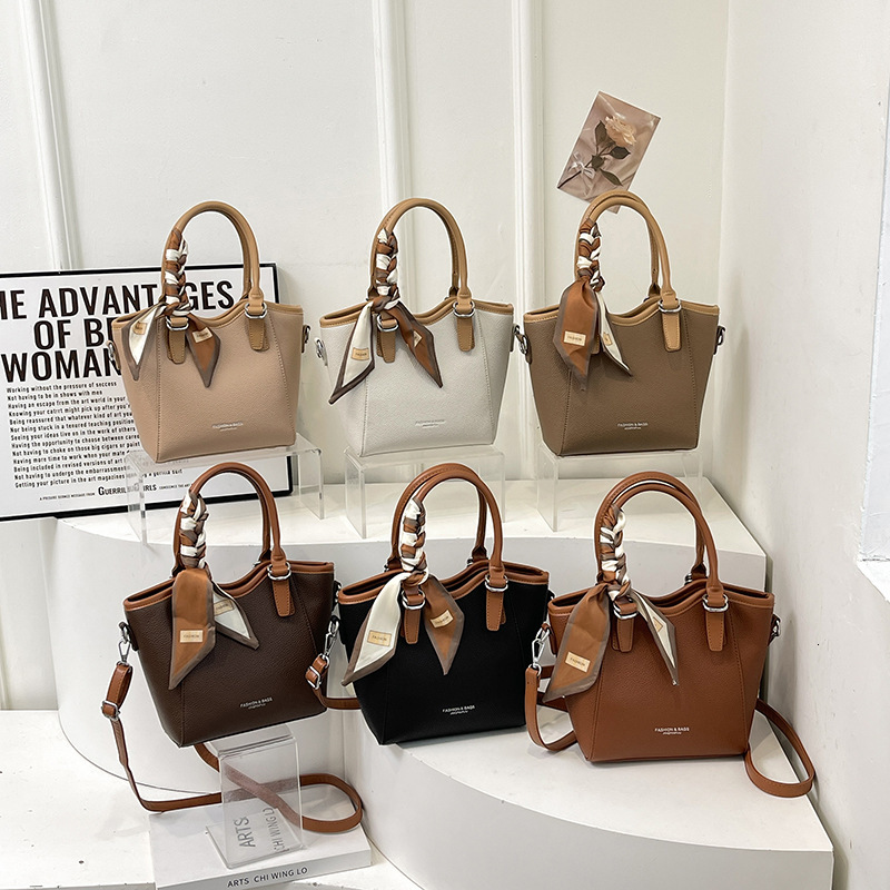 Handheld fashionable bucket Korean version trendy shoulder for women 2024 new niche simple casual crossbody commuting bag