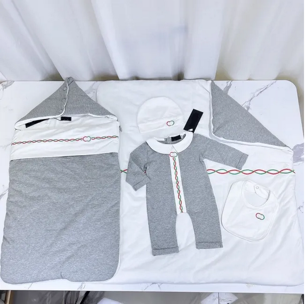 2025 TOP Kids Designer Romper Hat Bib Quilt Sleeping Bag Five-piece Set Baby Boy Girl Outdoor Crew Neck Cotton Clothes Top Newborn Children Sweater Jumpsuits Aa