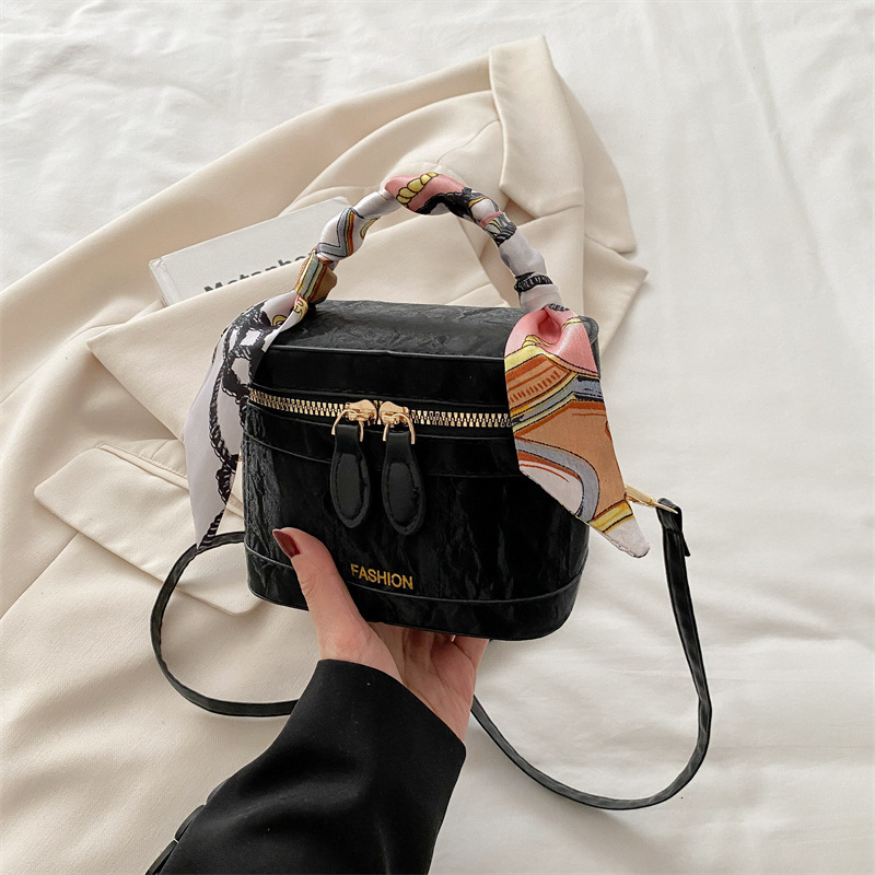 Internet celebrity women's 2025 summer new Korean version fashionable single shoulder small square bag niche design crossbody bucket bag