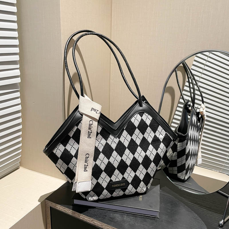 Free Delivery Designer Bag Checkered Shoulder 2025 Winter Trendy And Fashionable Large Capacity Commuter Tote Underarm Bag For Women Luxury Bag