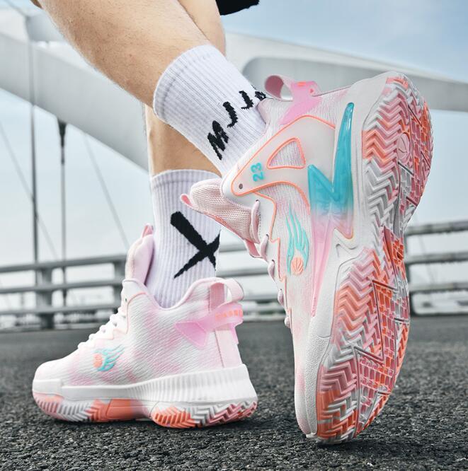 New basketball shoes for men in summer lightweight and casual sports running shoes breathable mesh surface practical shoes for teenagers and students 