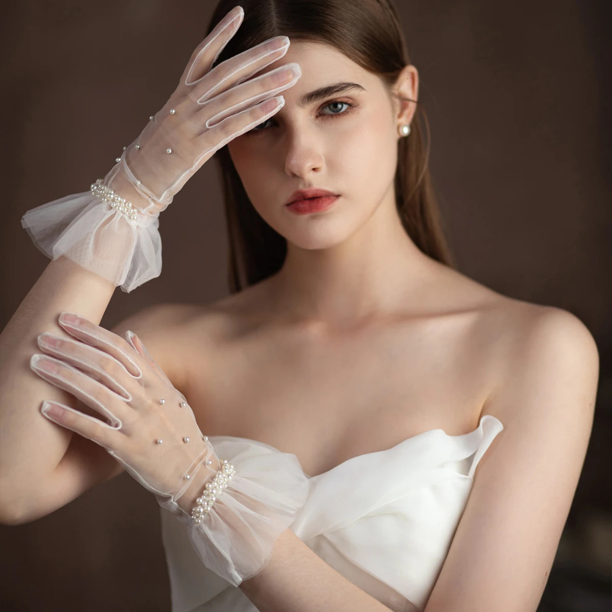 WG091 Wedding Bridal Gloves Tulle Ruffled Edge Pearls Beading White Short Wrist Brides Bridesmaid Finger Gloves 250520