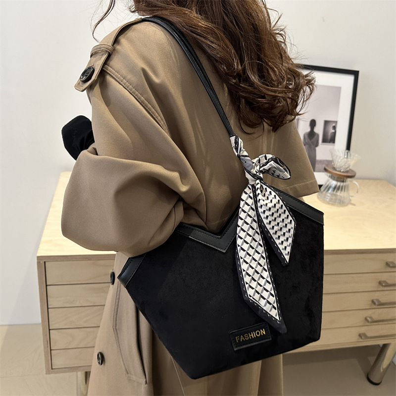 Fashion frosted large capacity for women 2025 new trend shoulder commuting leisure tote bag