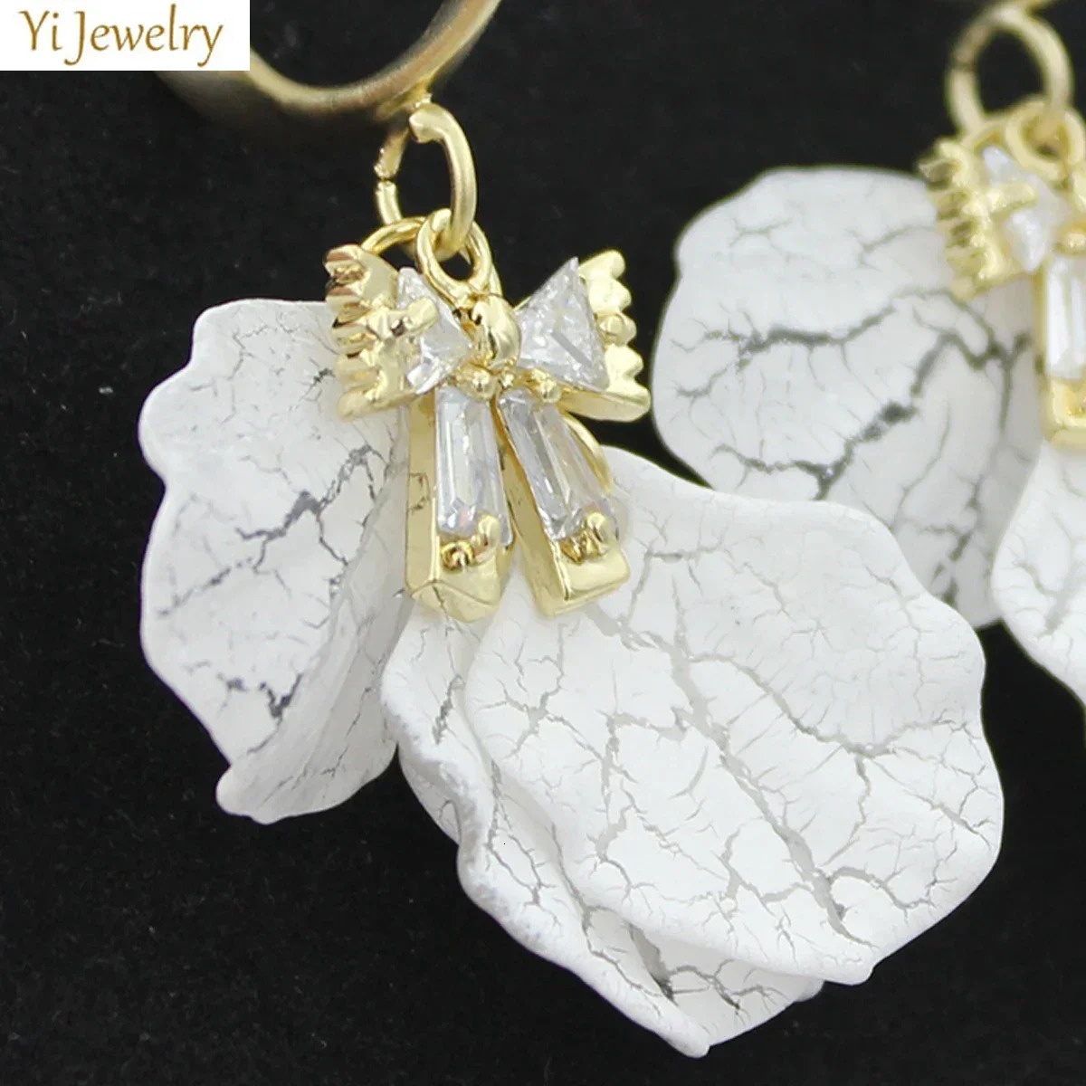 White Shell Earrings for Women Small Hoop Flower White Petal Pendant Earrings Sweet Jewelry Gift Female 250520