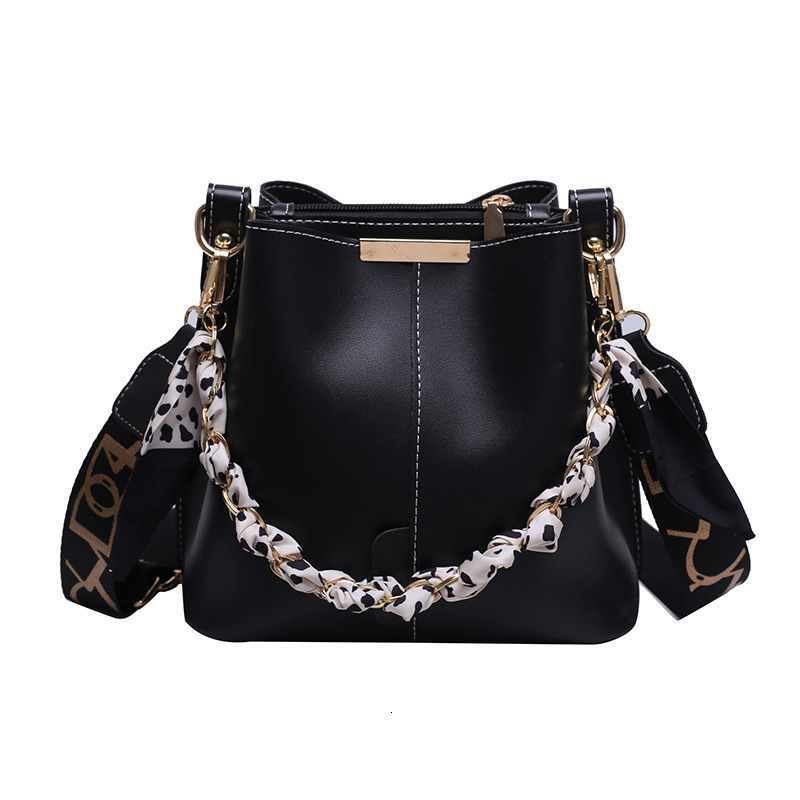 Single shoulder bucket bag women's high-end sense large capacity 2025 spring new fashion niche design commuting crossbody bag