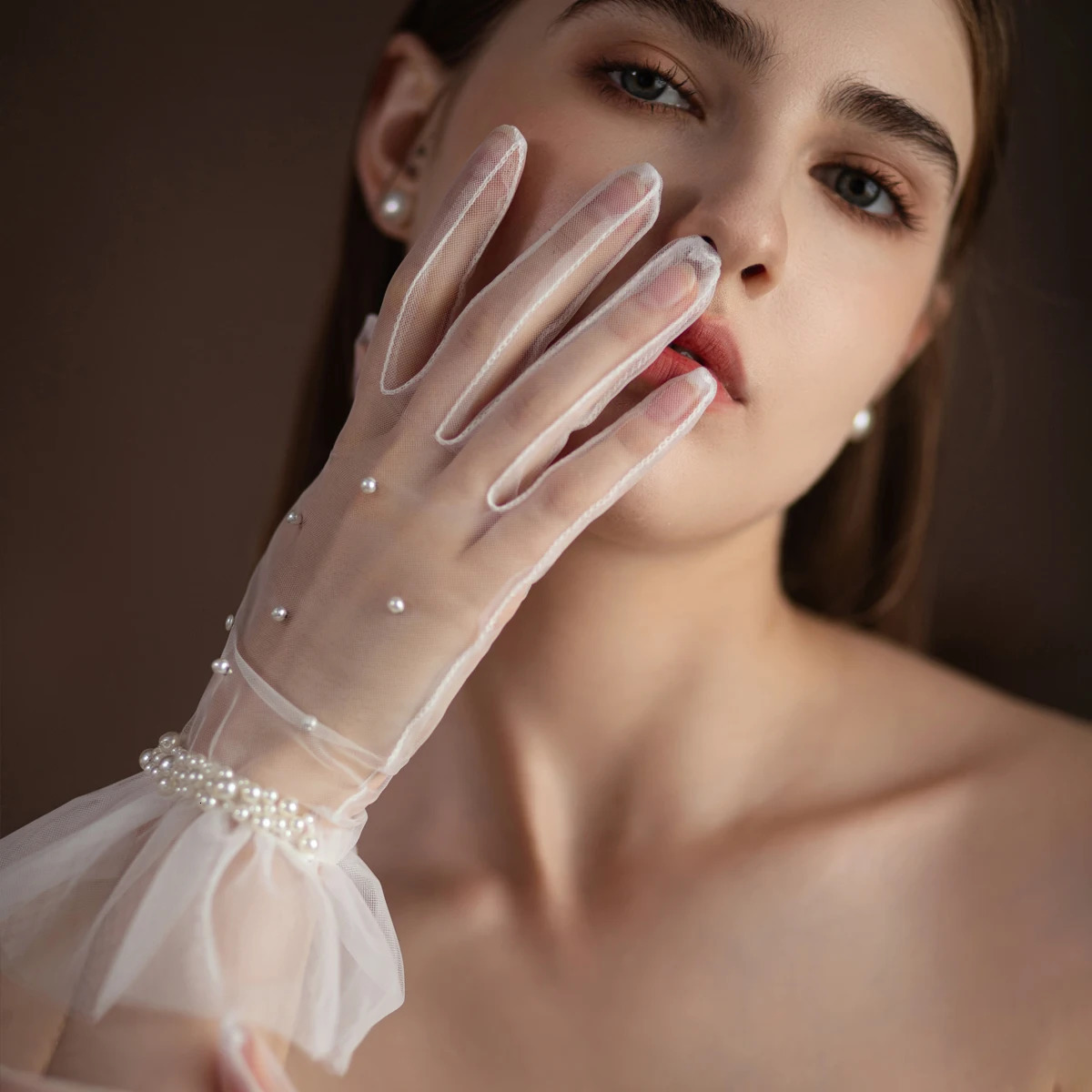 WG091 Wedding Bridal Gloves Tulle Ruffled Edge Pearls Beading White Short Wrist Brides Bridesmaid Finger Gloves 250520