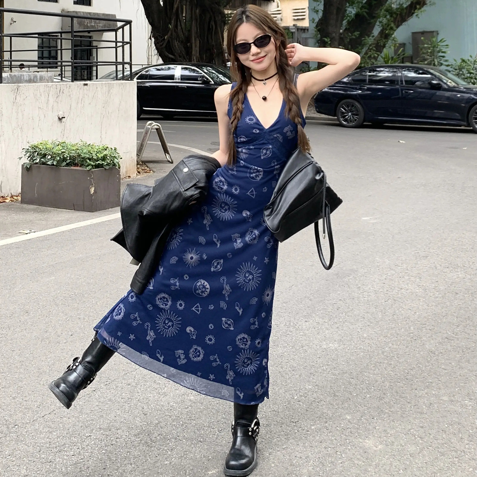 Dopamine Retro Vneck Vest Dress for Womens Chic Girl Style Waisthugging and Slimming Onepiece Aline Long Skirt 250520