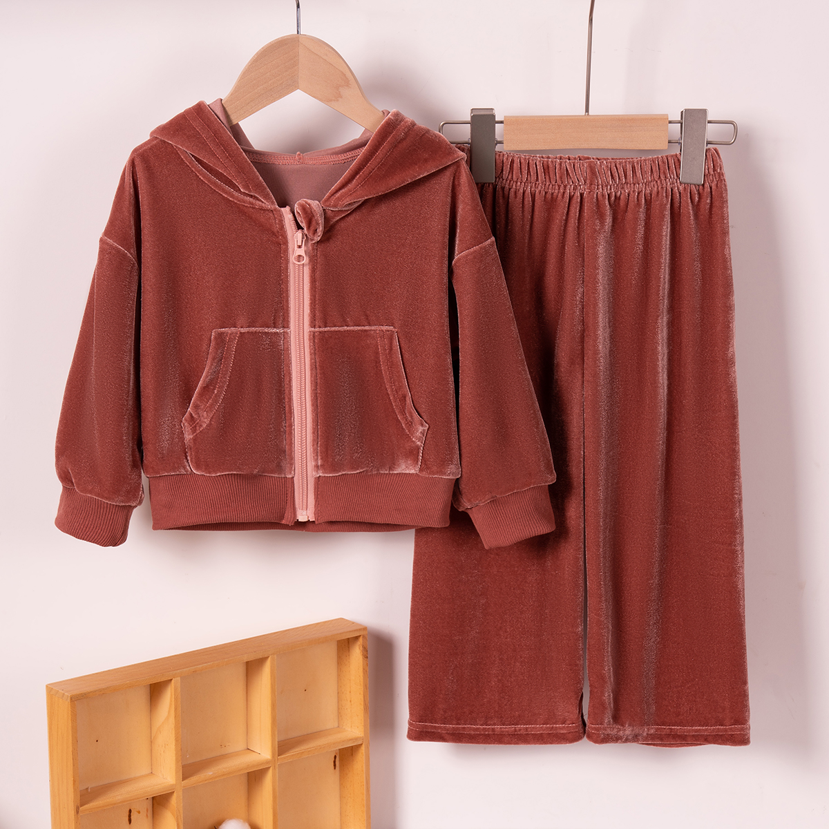 Spring and Autumn baby girl suit fashion children's clothing, hooded sweatshirt long-sleeved pants two-piece set, daily wear and go out to play t