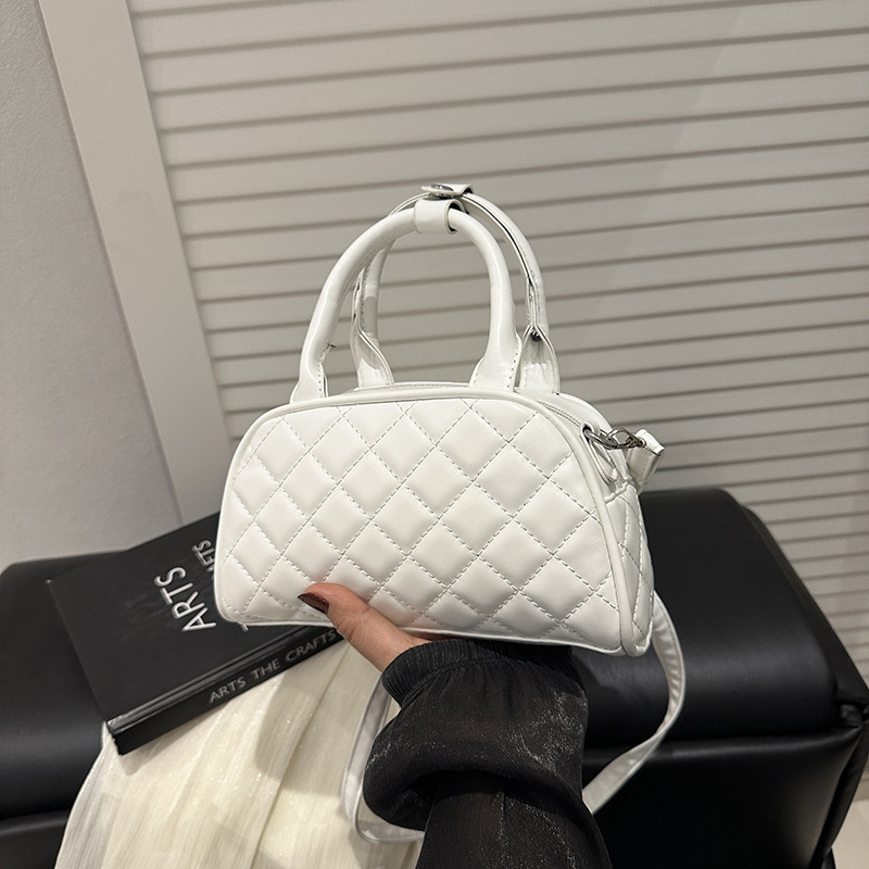 Free Delivery Designer Bag 2025 Spring New Style Niche Bowling Diamond Grid Commuting Hand Fashionable And Versatile Luxury Bag