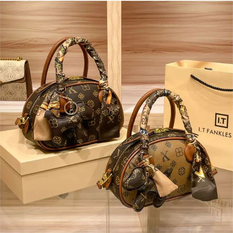 Brand Women's Handbag 2025 New Autumn And Winter High-End Texture Niche Designer Light Shoulder Crossbody Shell Bag