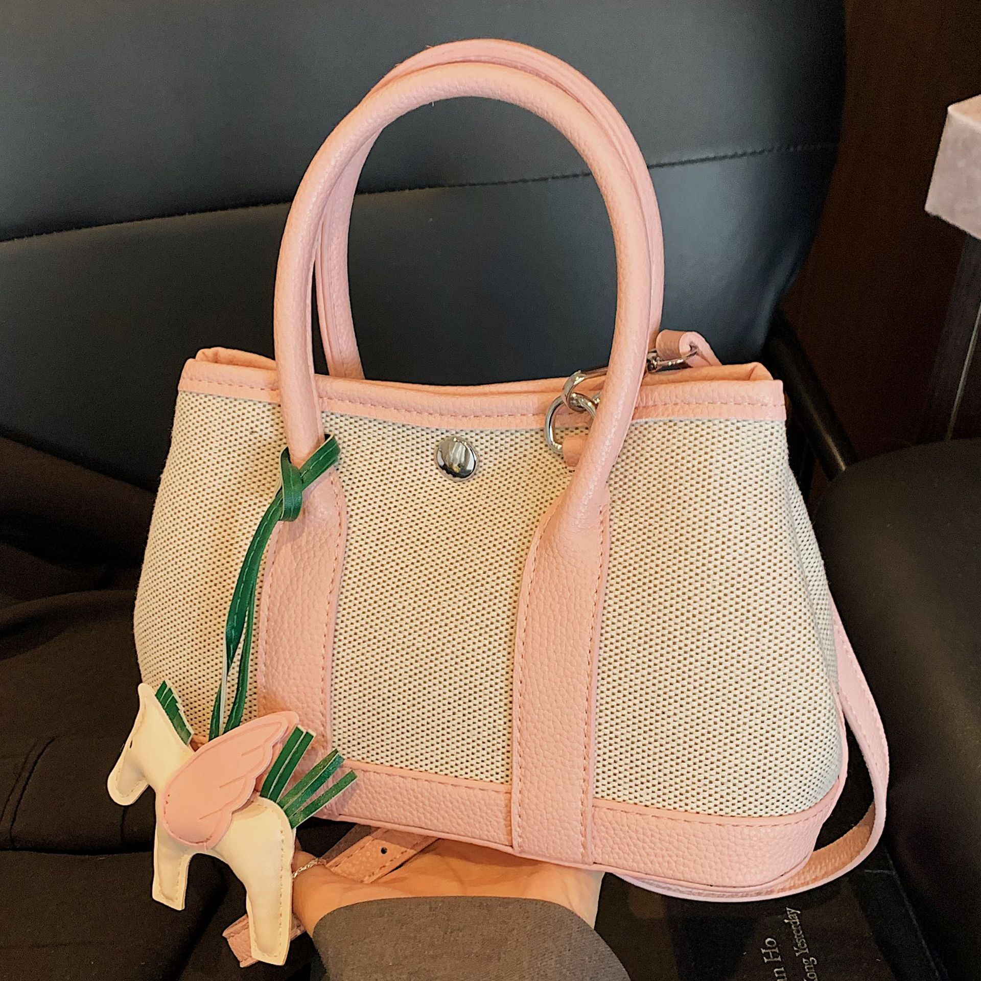 Advanced and fashionable hand-held bucket for women in spring 2025 versatile tote bag popular crossbody bag