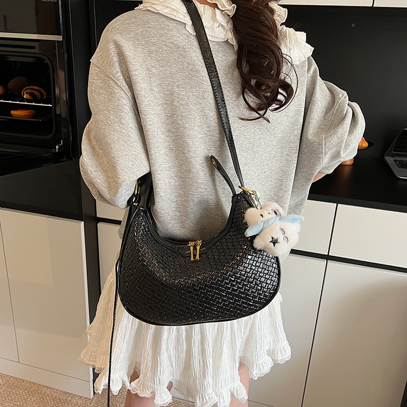 2025 summer new casual texture niche crescent bag stylish and trendy women's single shoulder crossbody bag