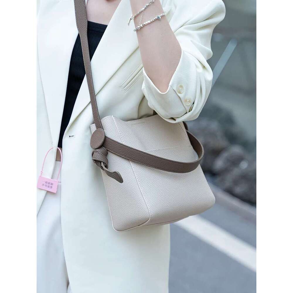 Genuine Leather Women's Crossbody Bag Handbag 2025 new large capacity commuter bucket versatile Cowhide shoulder bag