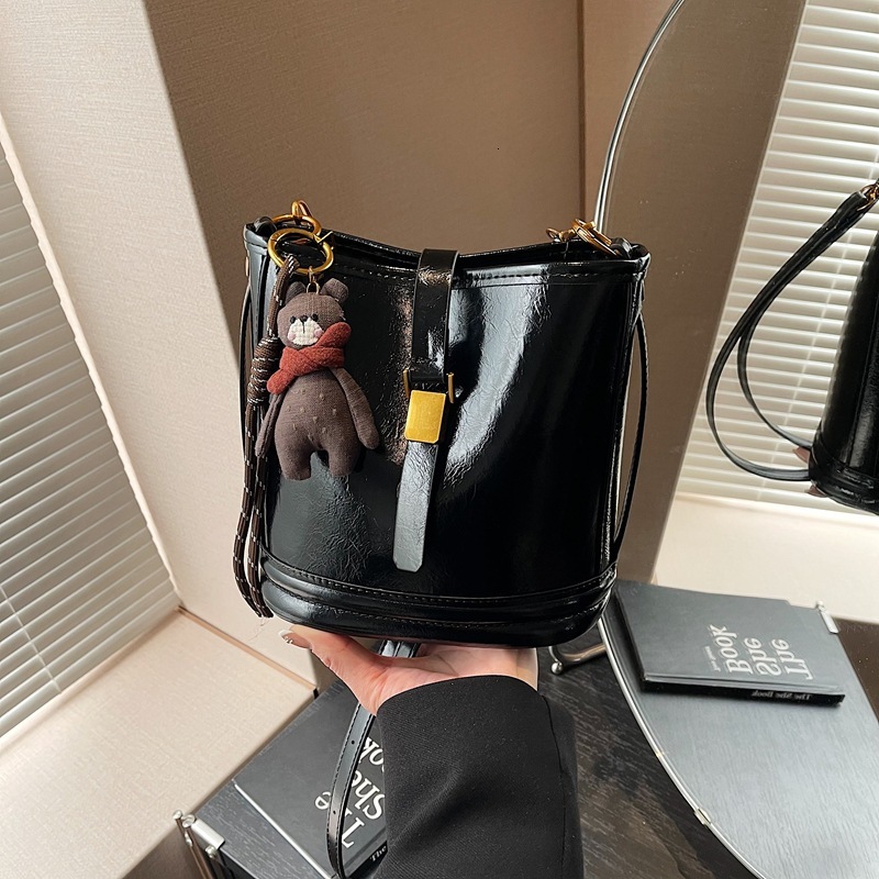 2025 Outdoor Style Free Delivery Designer This Year's Popular Handbag New Trendy Bucket Niche Versatile Single Shoulder Crossbody Bag