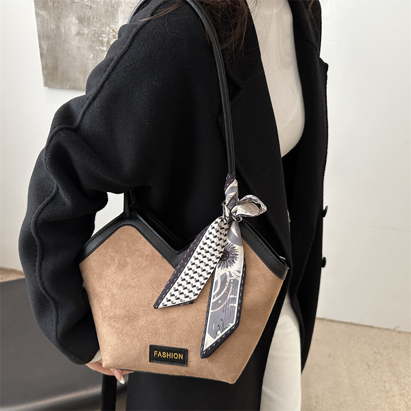 Fashion frosted large capacity for women 2025 new trend shoulder commuting leisure tote bag