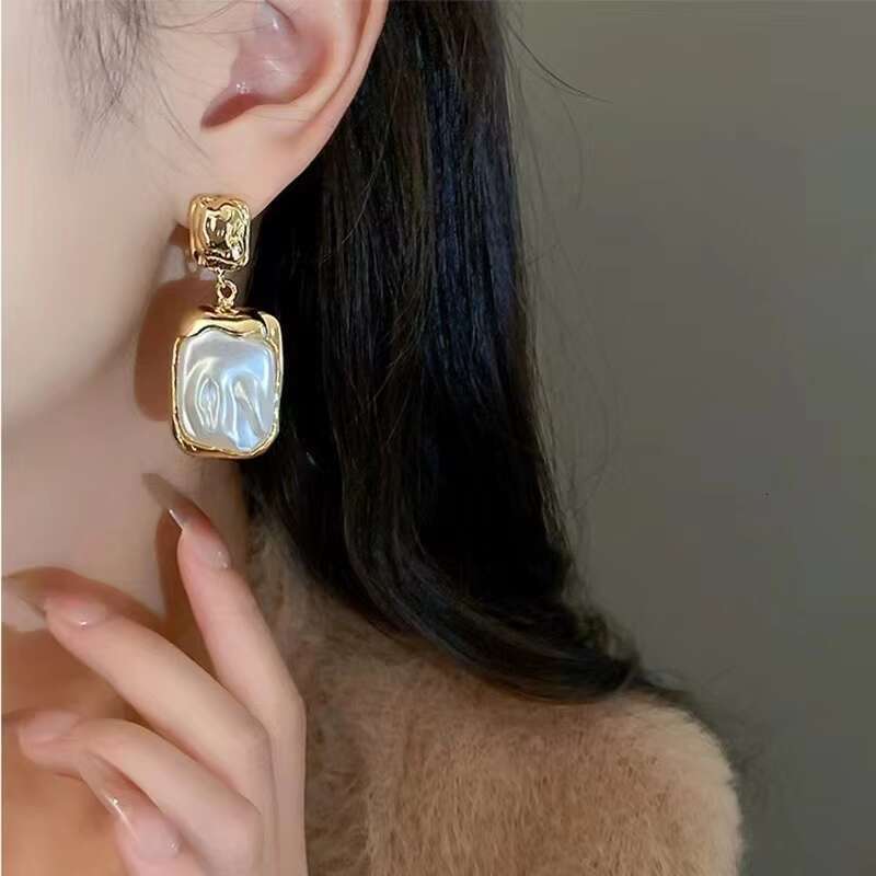 Elegant and luxurious gold-plated square pleated niche, Baroque pearl antique style women's earrings