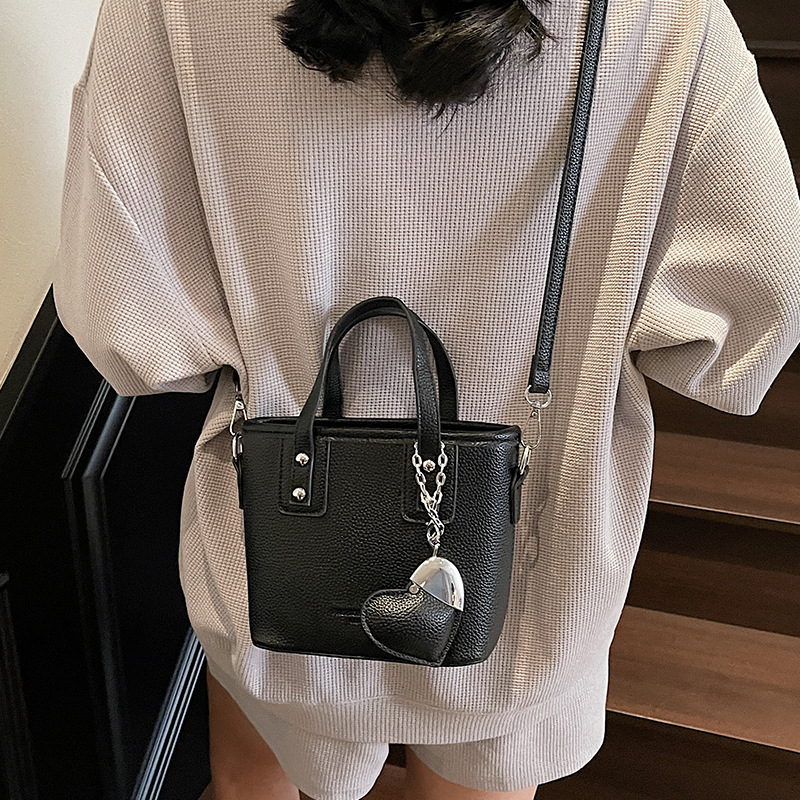 2025 Women's New Spring and Summer Fashion Popular Handheld Bucket Bag Large Capacity Versatile Casual Designer Single Niche Design Shoulder Cros