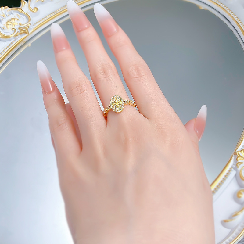 Elegant S925 Sterling Silver Gold-Plated Oval Fleur-de-Lis Ring - Luxury Italian Craftsmanship