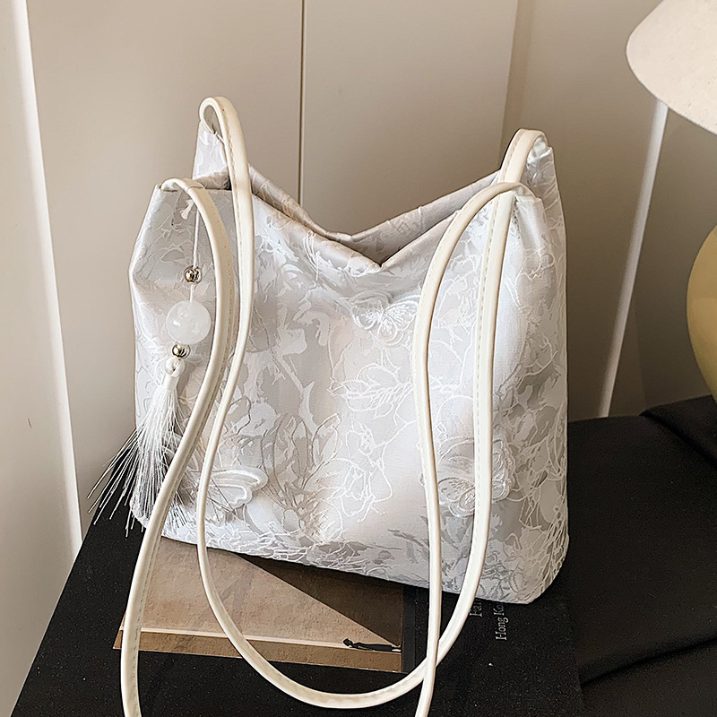 New Chinese style handbag for women in 2025, niche and popular butterfly embroidery shoulder bag, large capacity bucket bag