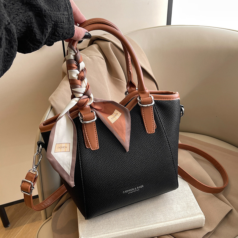 Handheld fashionable bucket Korean version trendy shoulder for women 2024 new niche simple casual crossbody commuting bag