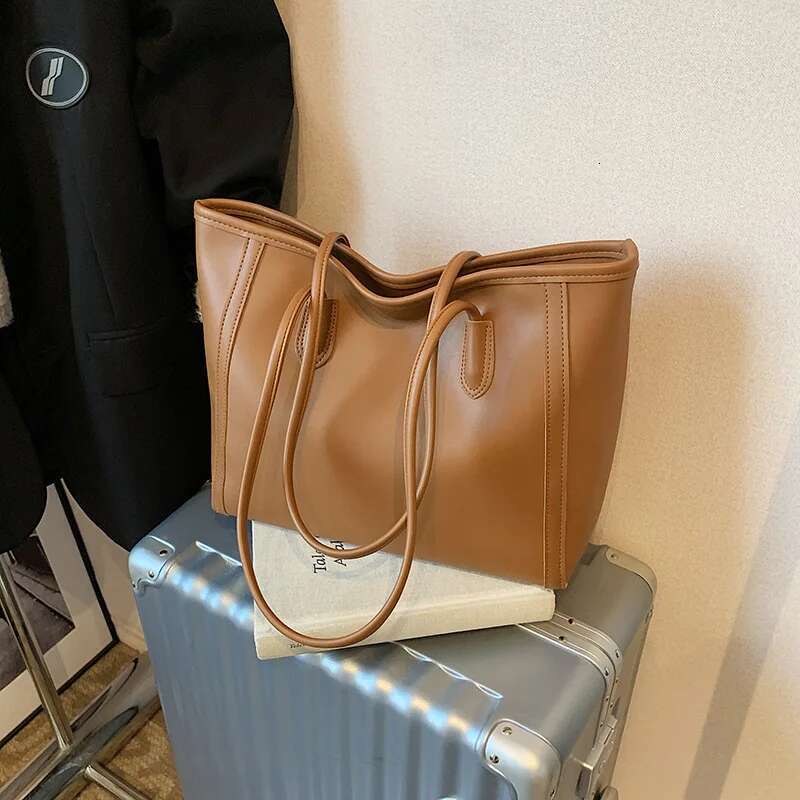 2025 New Retro Large Capacity Women's Trendy Korean Edition Versatile Tote Fashion Single Shoulder Commuter Bag