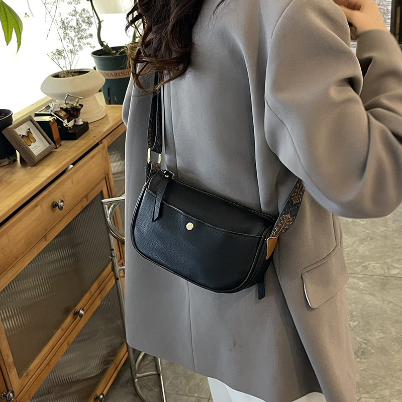Genuine leather women's 2025 new style temperament top layer cowhide casual saddle fashionable wide shoulder strap crossbody bag