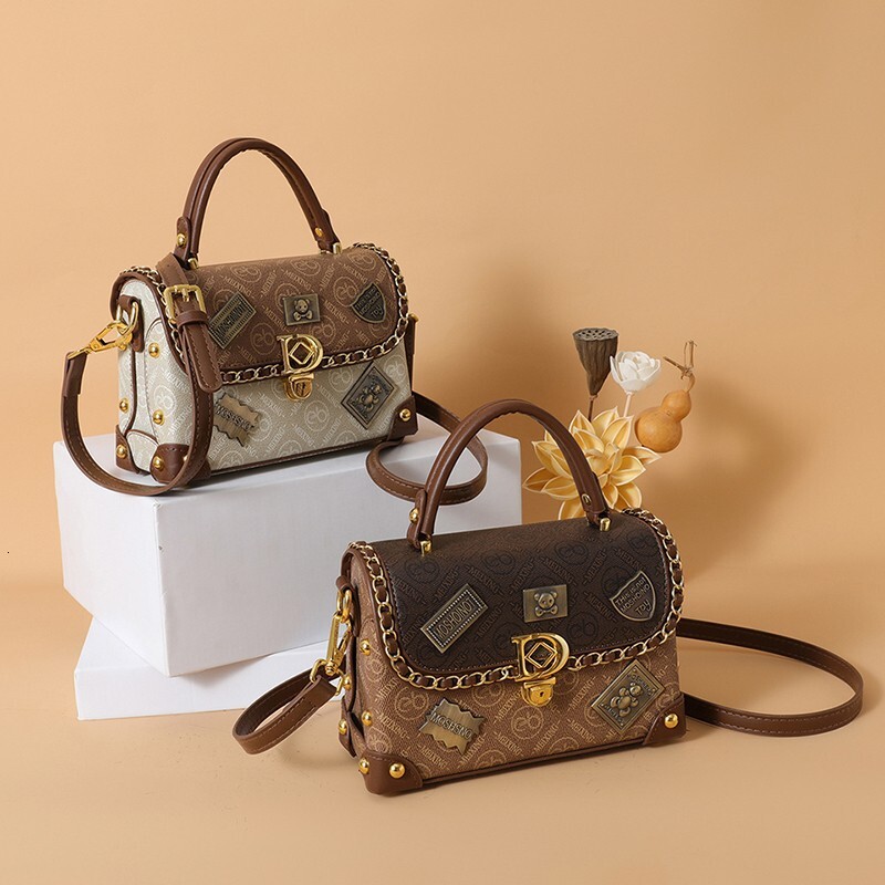 2025 New Outdoor Style Free Delivery Designer Texture Niche Design Shoulder Trendy Badge Women's Fashion Crossbody Hand-held Box Bag