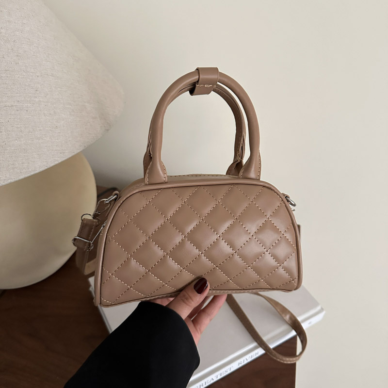 Free Delivery Designer Bag 2025 Spring New Style Niche Bowling Diamond Grid Commuting Hand Fashionable And Versatile Luxury Bag
