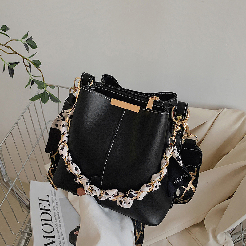 Single shoulder bucket bag women's high-end sense large capacity 2025 spring new fashion niche design commuting crossbody bag