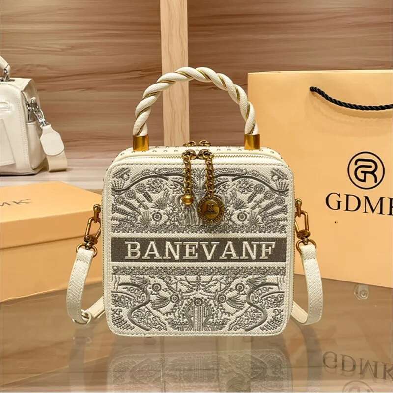 Light Brand Women's 2025 New Embroidered Box Bag, Fashionable Designer High-End Single Shoulder Crossbody Bag