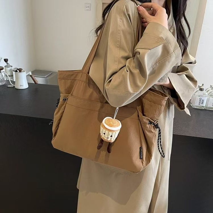 Casual canvas class commuting tote for women large capacity 2025 new spring/summer versatile this year's popular shoulder bag