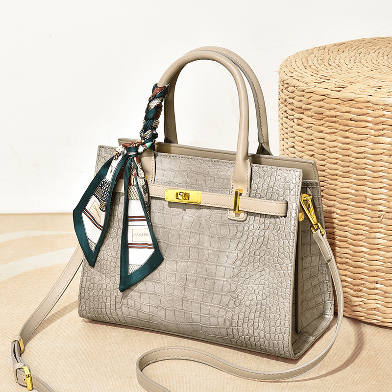 Free Shipping Designer Bag Women's Handbag Trendy And Fashionable Crocodile Pattern Shoulder Bag Hot Selling Large Capacity Commuting Bag High-qu
