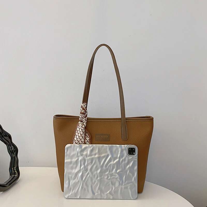 Large Capacity Women's 2024 New Trendy Summer Minimalist Versatile Shoulder Bag For Leisure, Work And Commuting Tote
