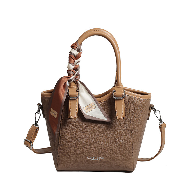 Handheld fashionable bucket Korean version trendy shoulder for women 2024 new niche simple casual crossbody commuting bag
