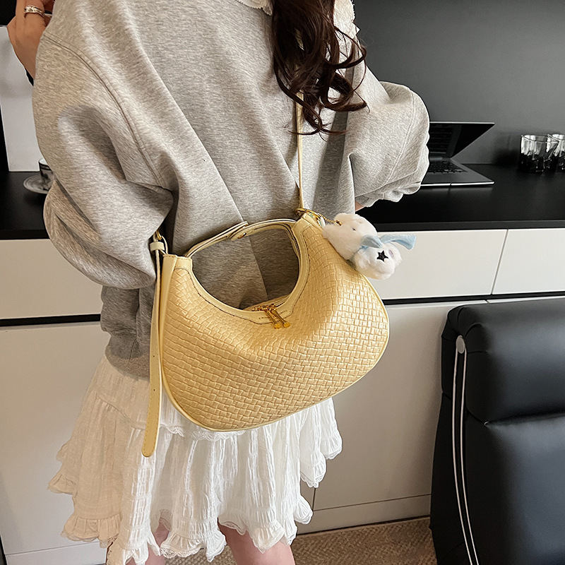 2025 summer new casual texture niche crescent bag stylish and trendy women's single shoulder crossbody bag