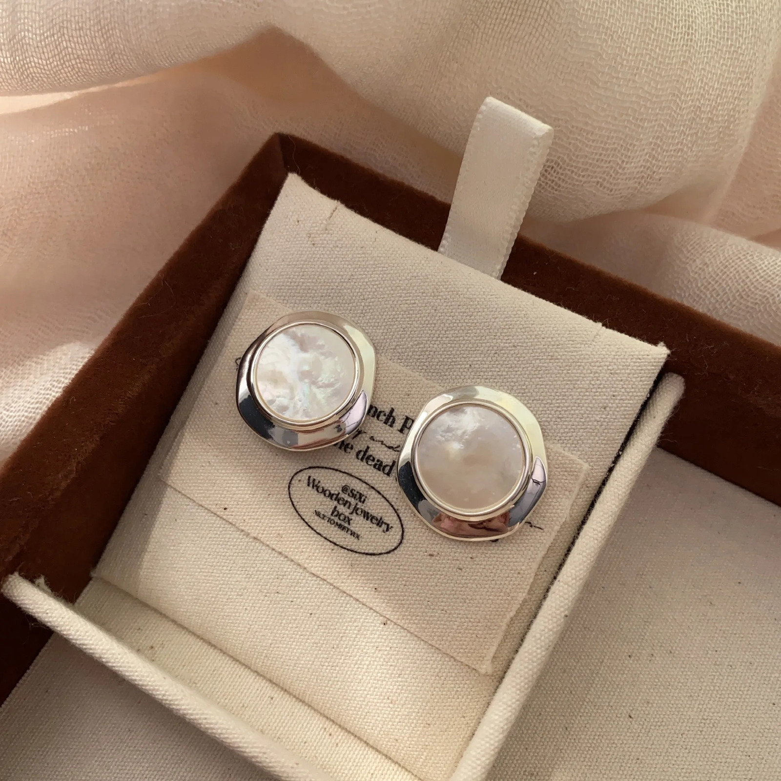 French Style White Pearl Elegant Exquisite Stud Earrings Advanced Retro Classic Ear studs Wedding Bridal Jewelry Gifts 250517