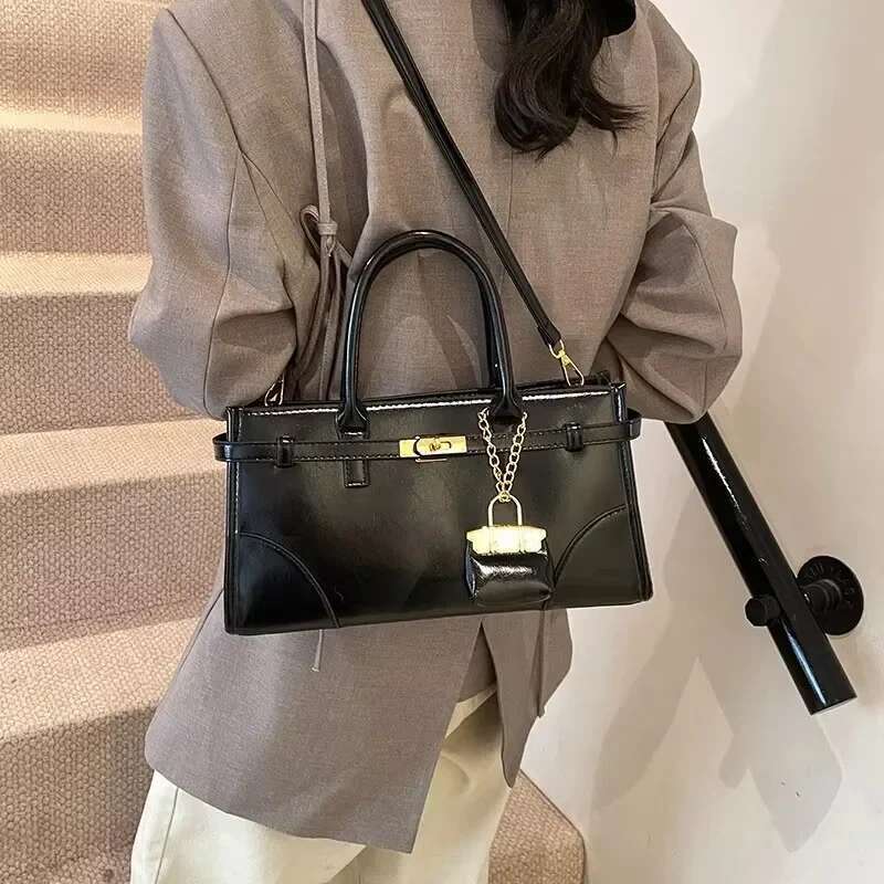 Trendy Minimalist Clutch Bag With Retro Letter Stylish Commuter Tote For Women Vintage Fashion Crossbody Purse