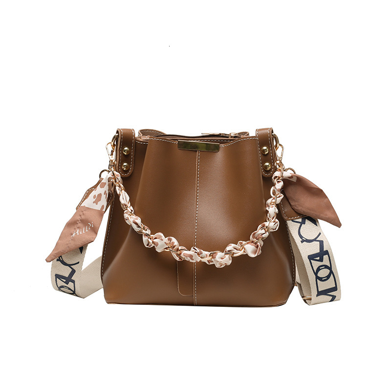 Single shoulder bucket bag women's high-end sense large capacity 2025 spring new fashion niche design commuting crossbody bag